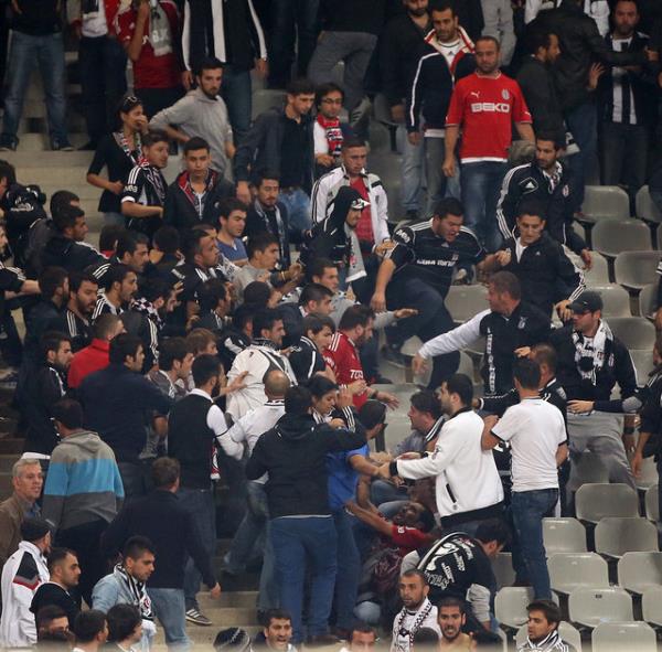 Uzatma dakikalarnda saha kart, Tribnler sahaya indi