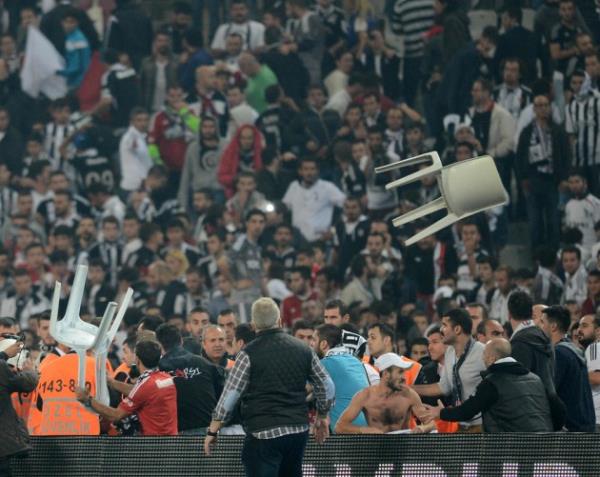 Beikta ile Galatasaray arasnda oynanan man son dakikalarnda byk olaylar kt, taraftarlar sahaya girdi.