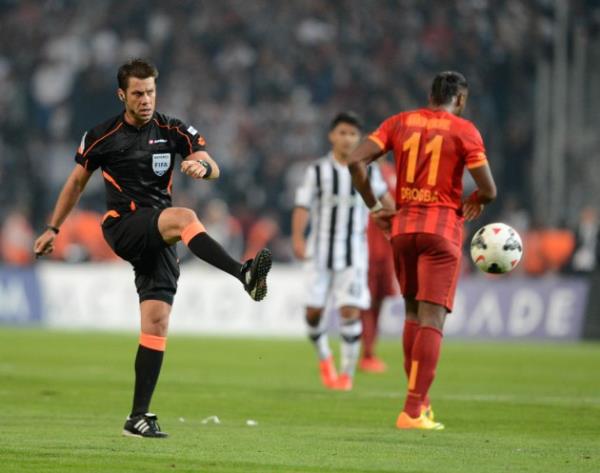 Beikta ile Galatasaray arasnda oynanan man son dakikalarnda byk olaylar kt, taraftarlar sahaya girdi.