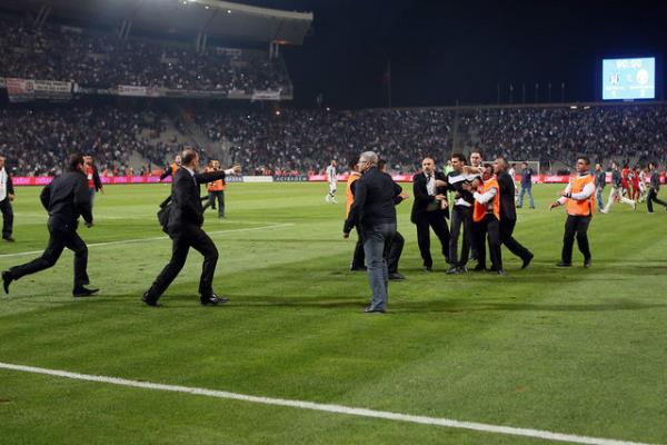 Uzatma dakikalarnda saha kart, Tribnler sahaya indi