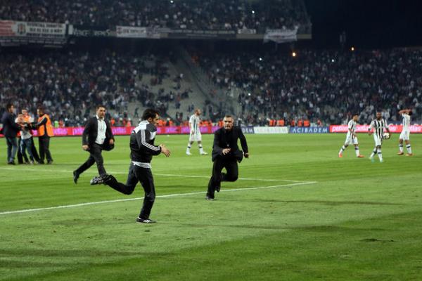 Uzatma dakikalarnda saha kart, Tribnler sahaya indi