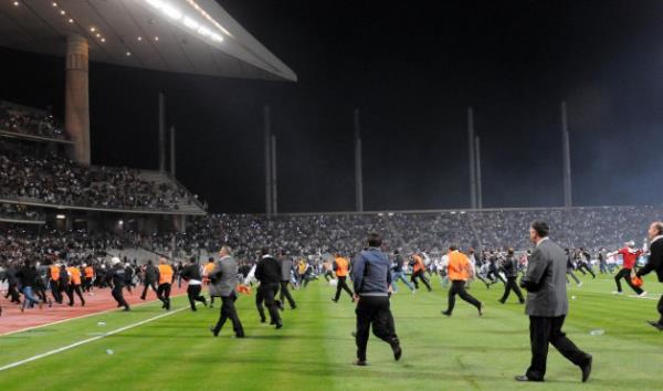 Beikta ile Galatasaray arasnda oynanan man son dakikalarnda byk olaylar kt, taraftarlar sahaya girdi.