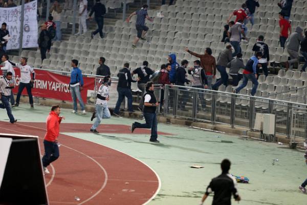 Uzatma dakikalarnda saha kart, Tribnler sahaya indi