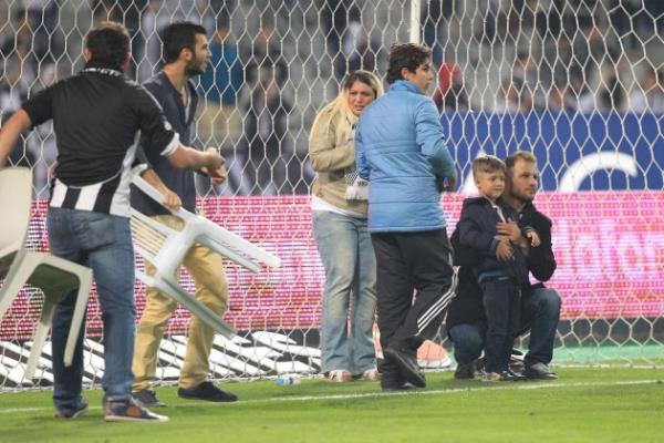 Beikta ile Galatasaray arasnda oynanan man son dakikalarnda byk olaylar kt, taraftarlar sahaya girdi.