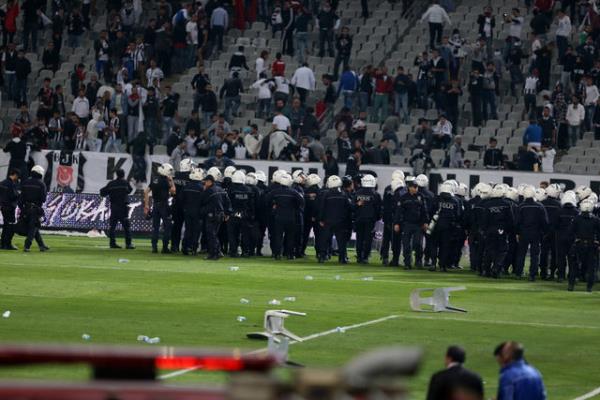 Uzatma dakikalarnda saha kart, Tribnler sahaya indi