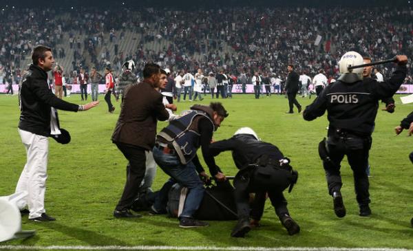 Uzatma dakikalarnda saha kart, Tribnler sahaya indi