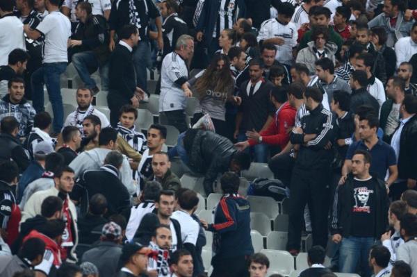 Beikta ile Galatasaray arasnda oynanan man son dakikalarnda byk olaylar kt, taraftarlar sahaya girdi.