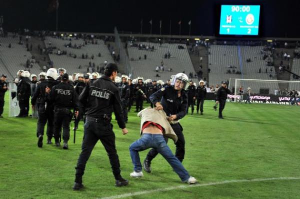 Beikta ile Galatasaray arasnda oynanan man son dakikalarnda byk olaylar kt, taraftarlar sahaya girdi.
