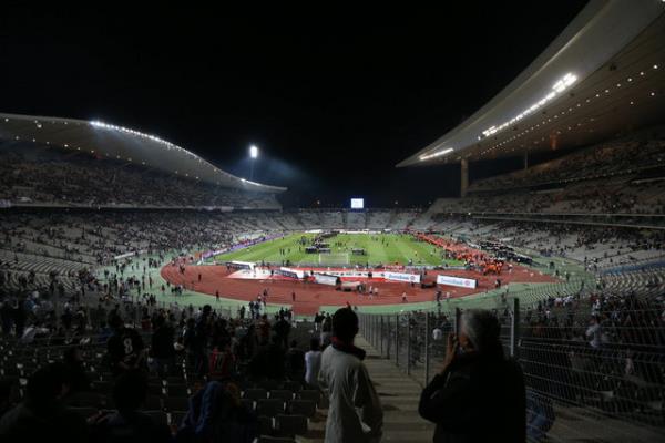 Uzatma dakikalarnda saha kart, Tribnler sahaya indi