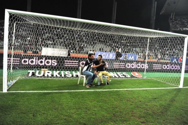 Beikta ile Galatasaray arasnda oynanan man son dakikalarnda byk olaylar kt, taraftarlar sahaya girdi.