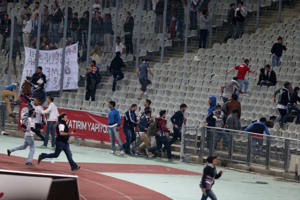 Uzatma dakikalarnda saha kart, Tribnler sahaya indi