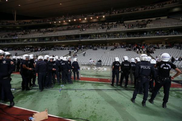 Uzatma dakikalarnda saha kart, Tribnler sahaya indi