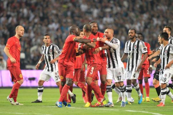 Beikta ile Galatasaray arasnda oynanan man son dakikalarnda byk olaylar kt, taraftarlar sahaya girdi.