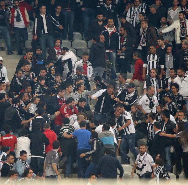 Uzatma dakikalarnda saha kart, Tribnler sahaya indi