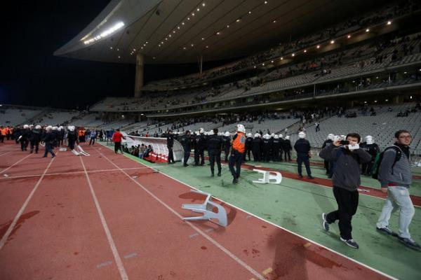 Saha bir anda sava alanna dnd, taraftarlar sahaya girdi.