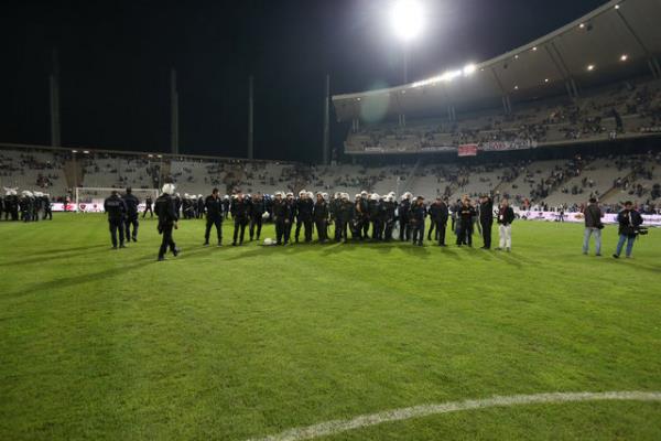 Baz taraftarlarn Galatasaray soyunma odasna girmeye altklar grld.