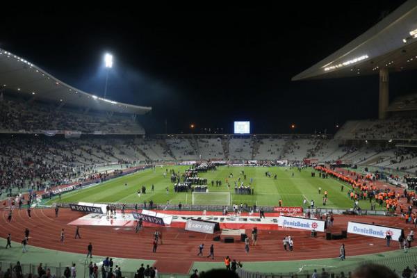 Uzatma dakikalarnda saha kart, Tribnler sahaya indi