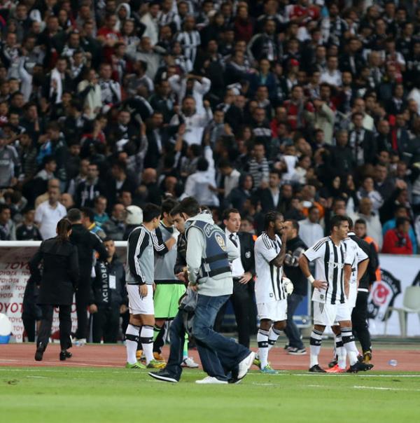 Uzatma dakikalarnda saha kart, Tribnler sahaya indi