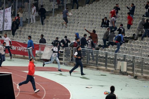 Uzatma dakikalarnda saha kart, Tribnler sahaya indi