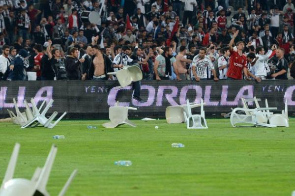 Beikta ile Galatasaray arasnda oynanan man son dakikalarn byk olaylar kt, taraftarlar sahaya girdi.