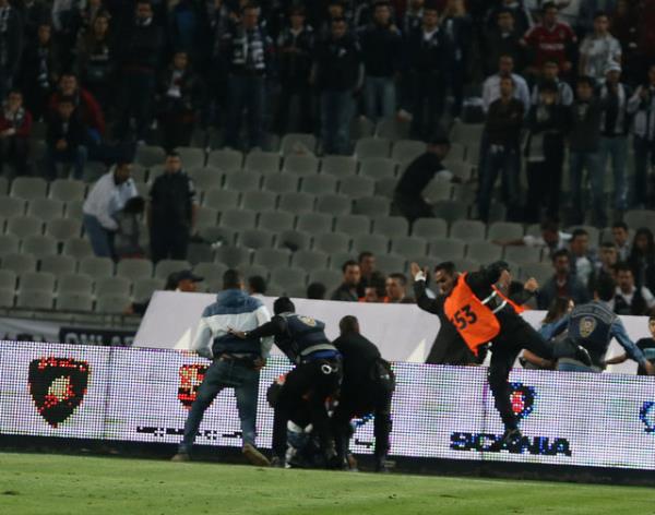 Uzatma dakikalarnda saha kart, Tribnler sahaya indi