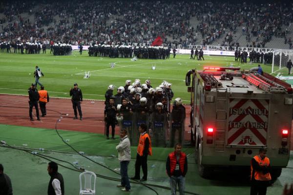 Uzatma dakikalarnda saha kart, Tribnler sahaya indi