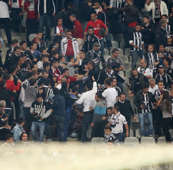 Uzatma dakikalarnda saha kart, Tribnler sahaya indi