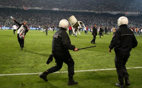 Uzatma dakikalarnda saha kart, Tribnler sahaya indi