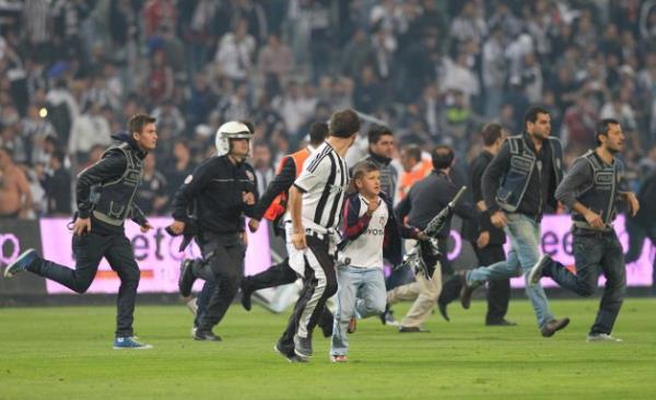 Beikta ile Galatasaray arasnda oynanan man son dakikalarnda byk olaylar kt, taraftarlar sahaya girdi.