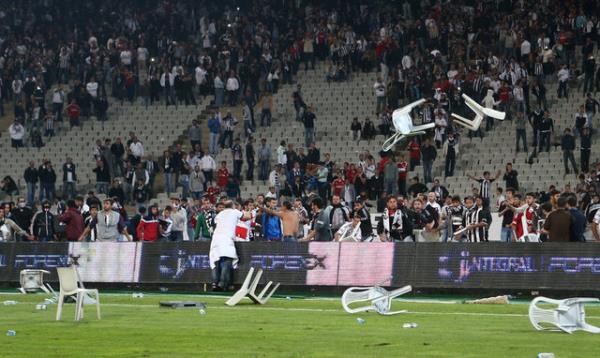 Uzatma dakikalarnda saha kart, Tribnler sahaya indi