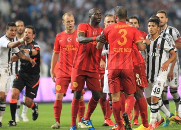 Beikta ile Galatasaray arasnda oynanan man son dakikalarnda byk olaylar kt, taraftarlar sahaya girdi.