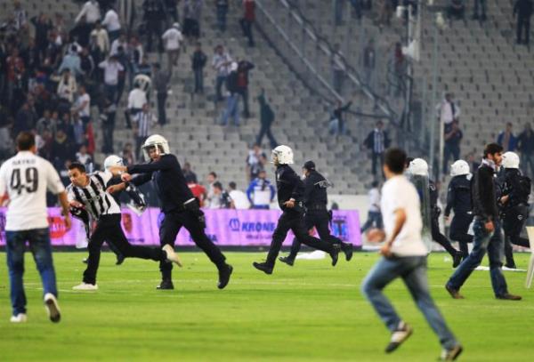 Beikta ile Galatasaray arasnda oynanan man son dakikalarnda byk olaylar kt, taraftarlar sahaya girdi.