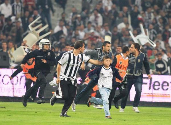 Beikta ile Galatasaray arasnda oynanan man son dakikalarnda byk olaylar kt, taraftarlar sahaya girdi.