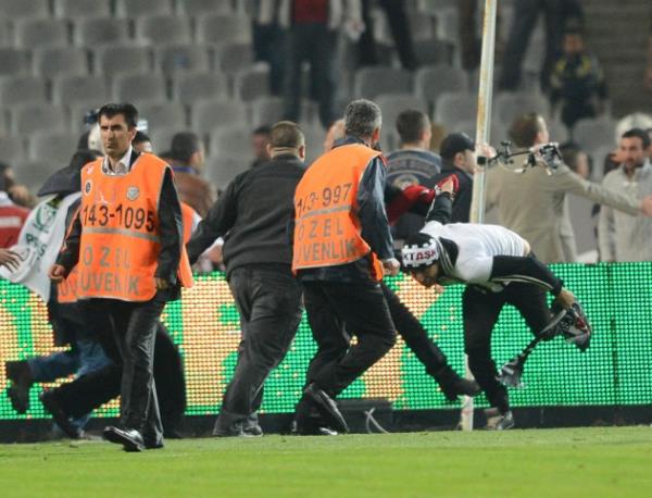 Beikta ile Galatasaray arasnda oynanan man son dakikalarnda byk olaylar kt, taraftarlar sahaya girdi.