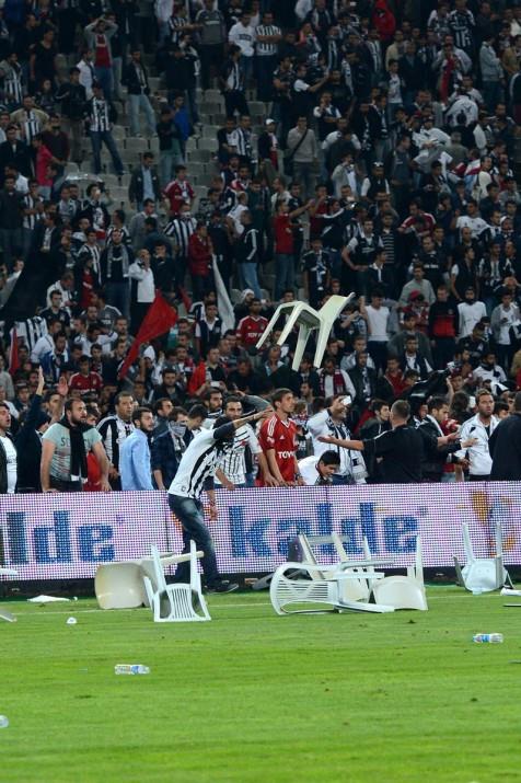 Beikta ile Galatasaray arasnda oynanan man son dakikalarnda byk olaylar kt, taraftarlar sahaya girdi.