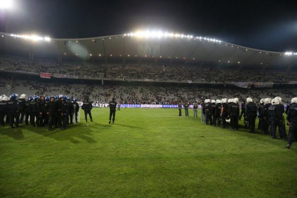 Oyun durdu. Futbolcular ve hakemler soyunma odasna girdi.