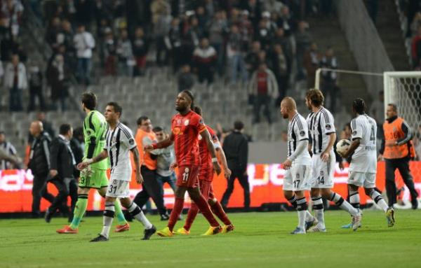 Beikta ile Galatasaray arasnda oynanan man son dakikalarnda byk olaylar kt, taraftarlar sahaya girdi.