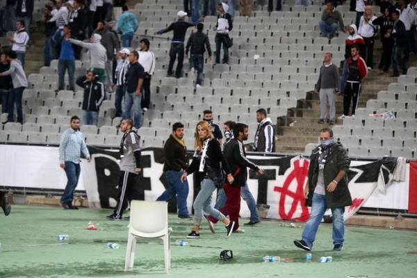 Uzatma dakikalarnda saha kart, Tribnler sahaya indi