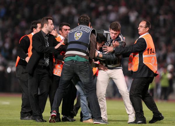 Uzatma dakikalarnda saha kart, Tribnler sahaya indi