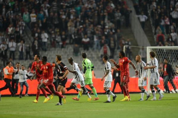 Beikta ile Galatasaray arasnda oynanan man son dakikalarnda byk olaylar kt, taraftarlar sahaya girdi.