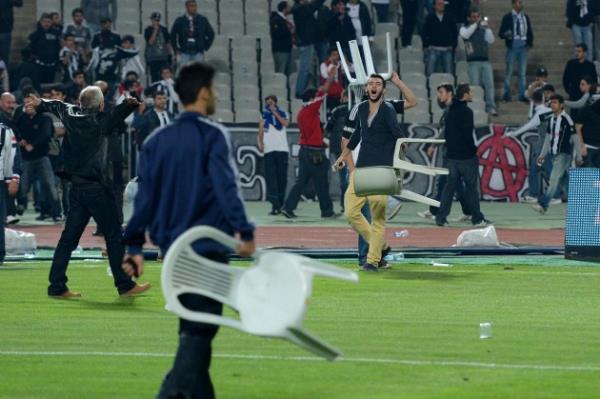 Beikta ile Galatasaray arasnda oynanan man son dakikalarnda byk olaylar kt, taraftarlar sahaya girdi.