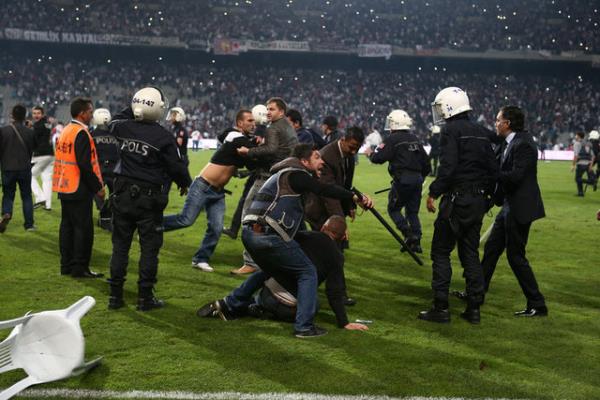 Uzatma dakikalarnda saha kart, Tribnler sahaya indi