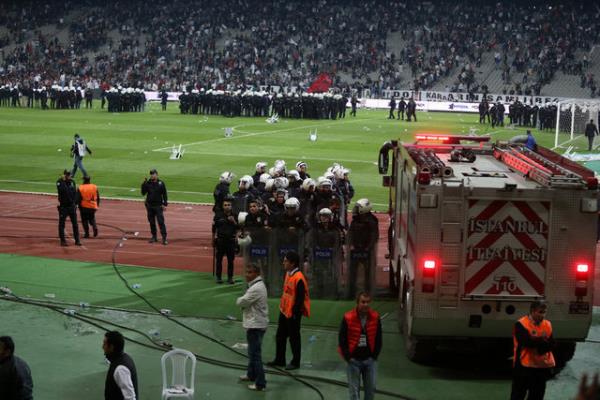 Uzatma dakikalarnda saha kart, Tribnler sahaya indi