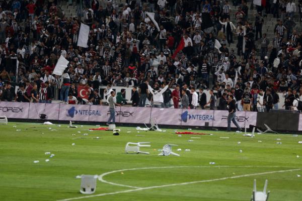 Uzatma dakikalarnda saha kart, Tribnler sahaya indi