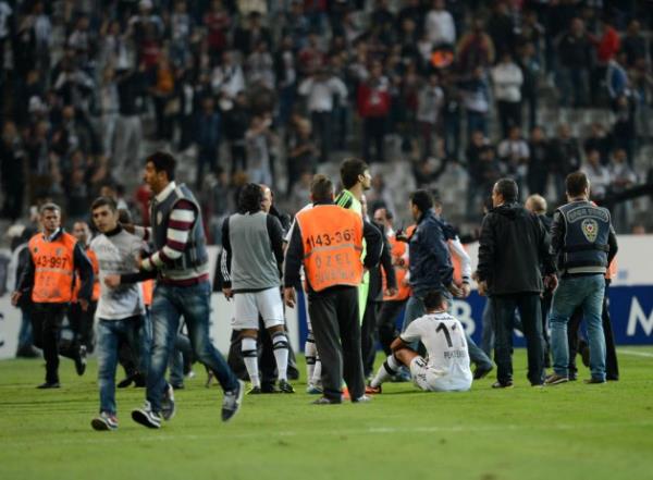 Beikta ile Galatasaray arasnda oynanan man son dakikalarnda byk olaylar kt, taraftarlar sahaya girdi.