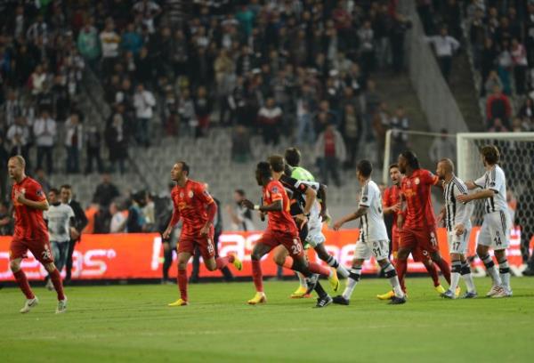 Beikta ile Galatasaray arasnda oynanan man son dakikalarnda byk olaylar kt, taraftarlar sahaya girdi.