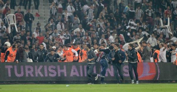 Beikta ile Galatasaray arasnda oynanan man son dakikalarnda byk olaylar kt, taraftarlar sahaya girdi.