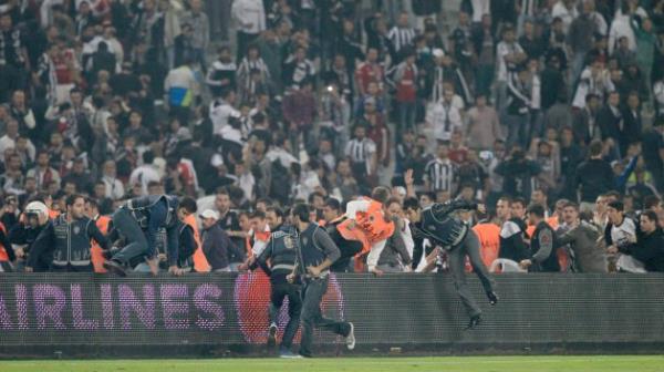 Beikta ile Galatasaray arasnda oynanan man son dakikalarnda byk olaylar kt, taraftarlar sahaya girdi.