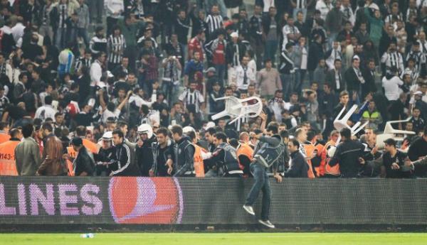 Beikta ile Galatasaray arasnda oynanan man son dakikalarnda byk olaylar kt, taraftarlar sahaya girdi.