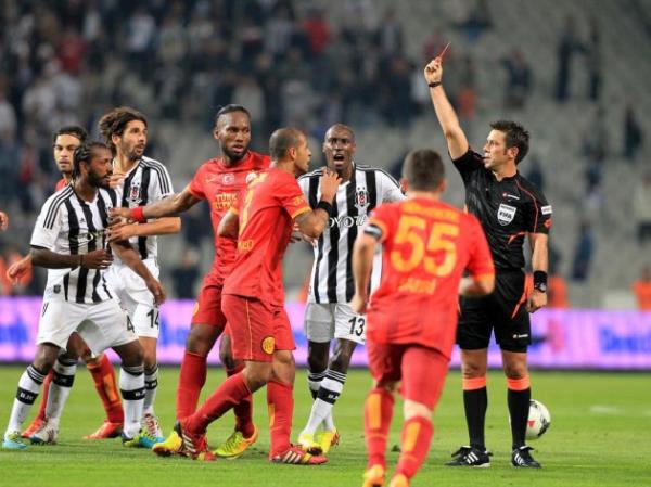 Beikta ile Galatasaray arasnda oynanan man son dakikalarnda byk olaylar kt, taraftarlar sahaya girdi.